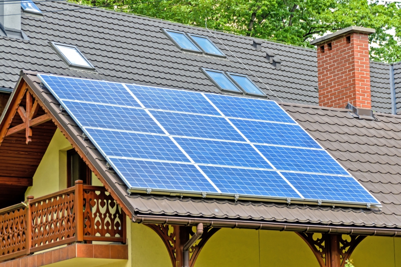 chauffagiste-CAILLE-min_solar-panels-1477987